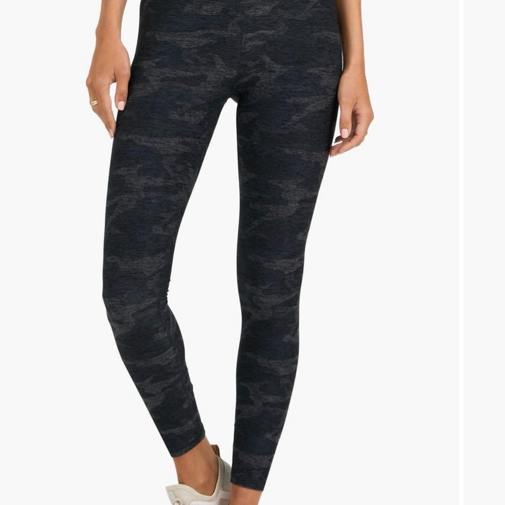 Vuori Women's Black Camouflage Leggings